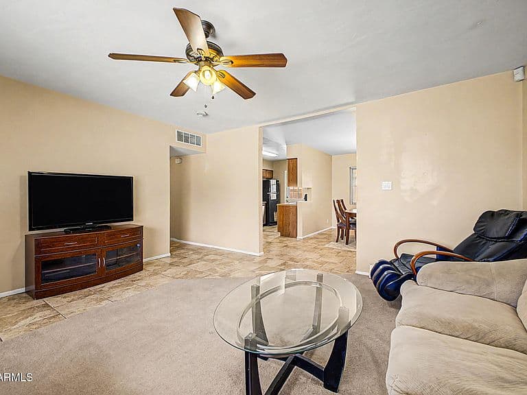 657 W LINDA Lane photo 2