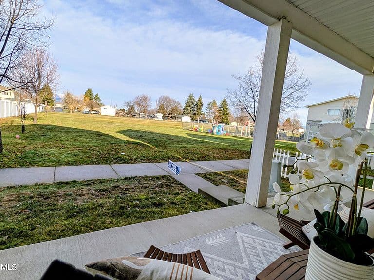 1627 E Zoey Ln photo 2