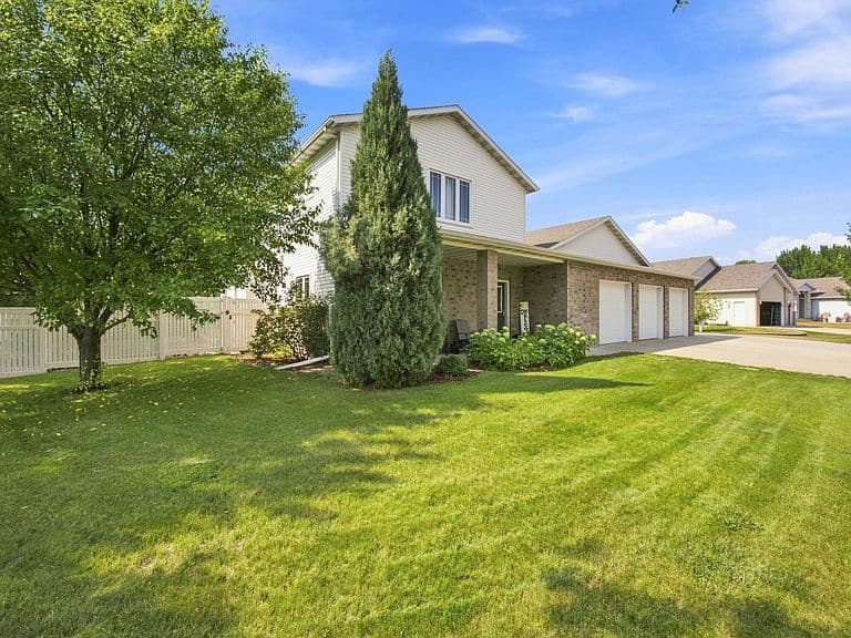 754 Wyndemere Dr photo 2