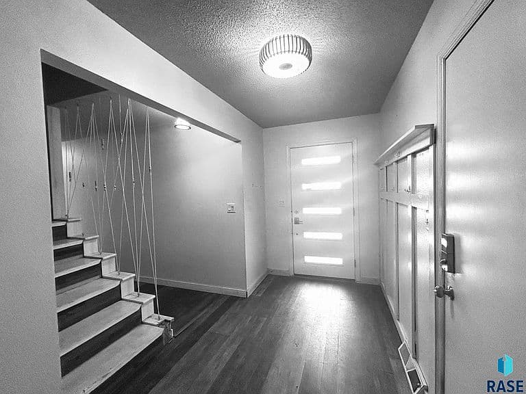 2404 S Holt Ave photo 3