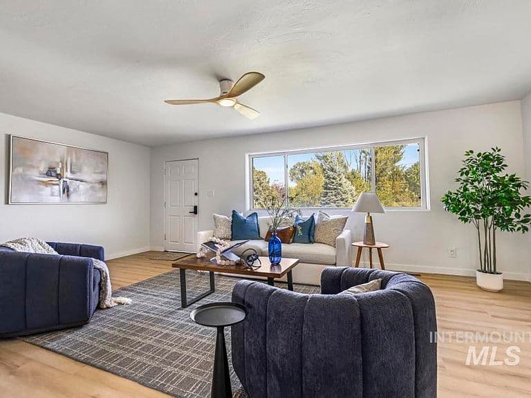 1069 Filer Ave W photo 3