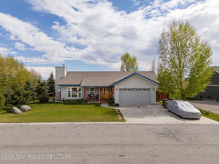 330 Meadowood St photo 4