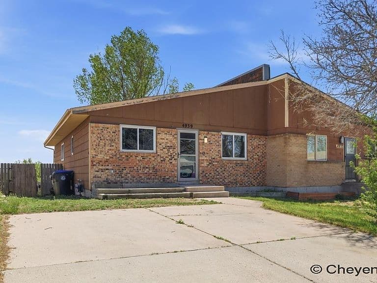 4939 Atlantic Dr photo 2