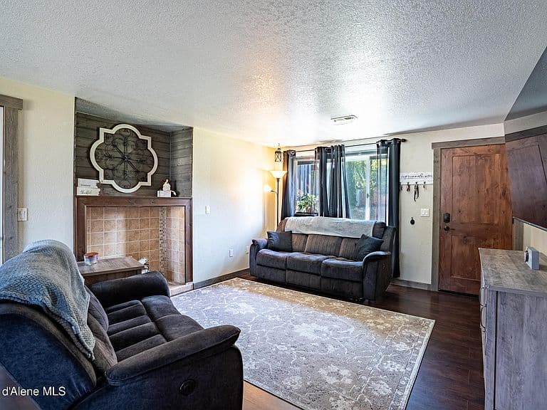 1515 E Park Ln photo 2