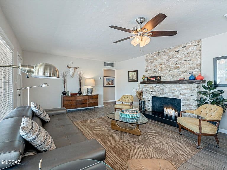 3002 E Loretta Dr photo 5