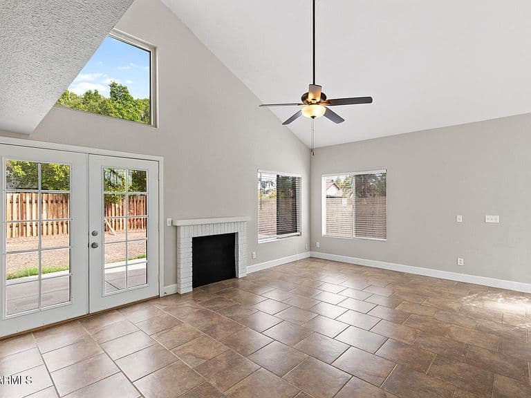 854 E MANOR Drive photo 3