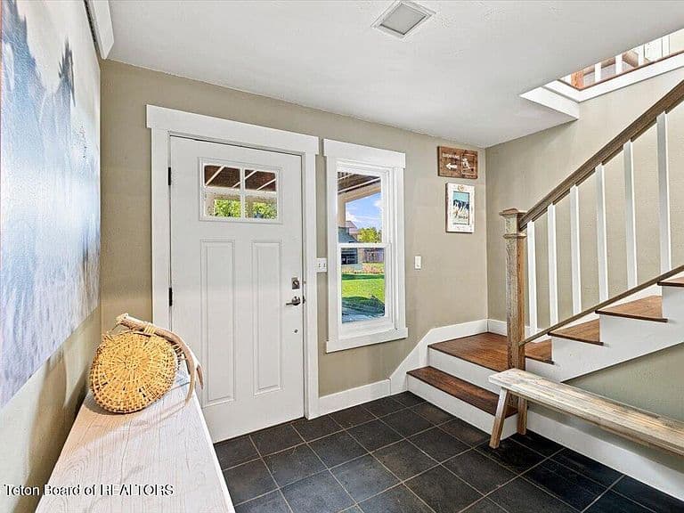 220 Crabtree Ln photo 3