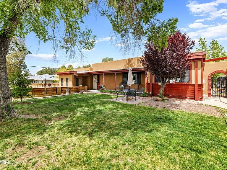 209 ROBINSON Drive photo 3