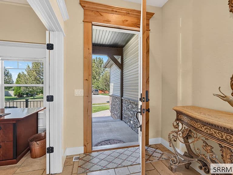 1408 Stoneridge Dr photo 4