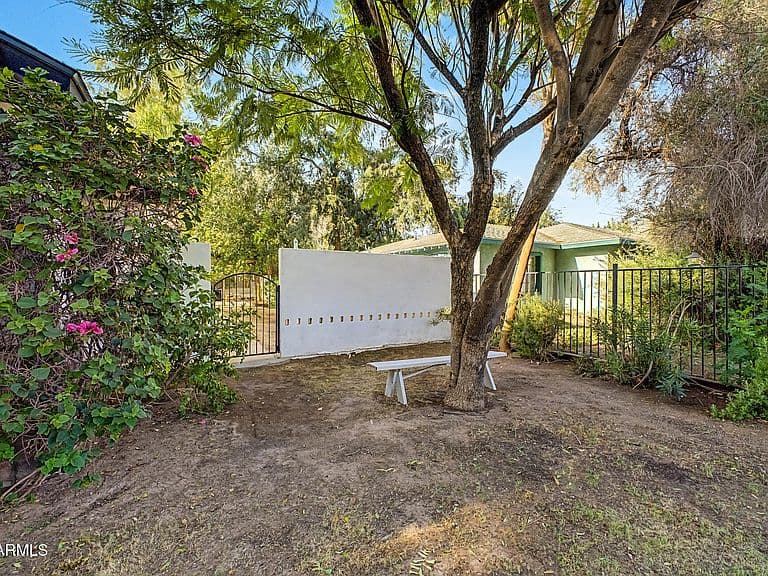 530 E ROSE Lane photo 3