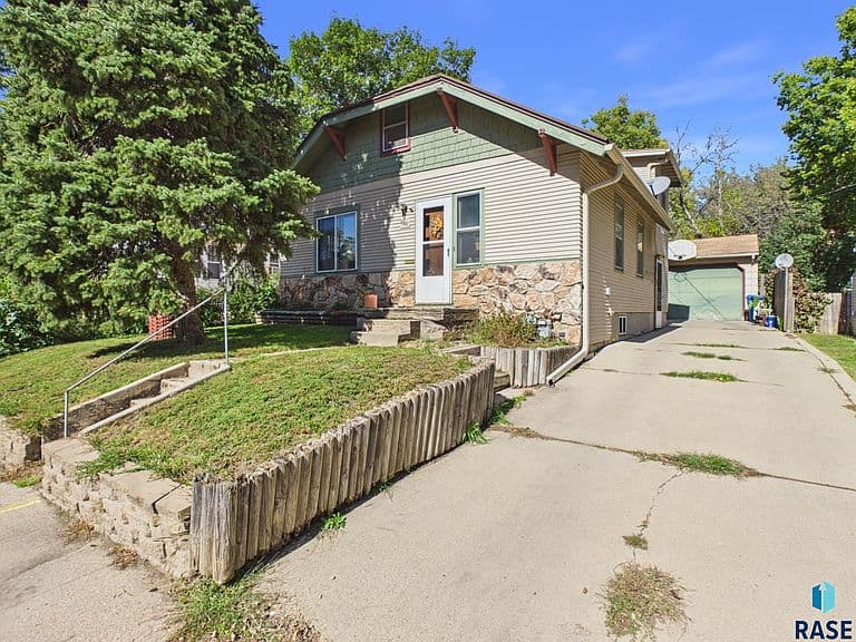 1006 W 5th St photo 2