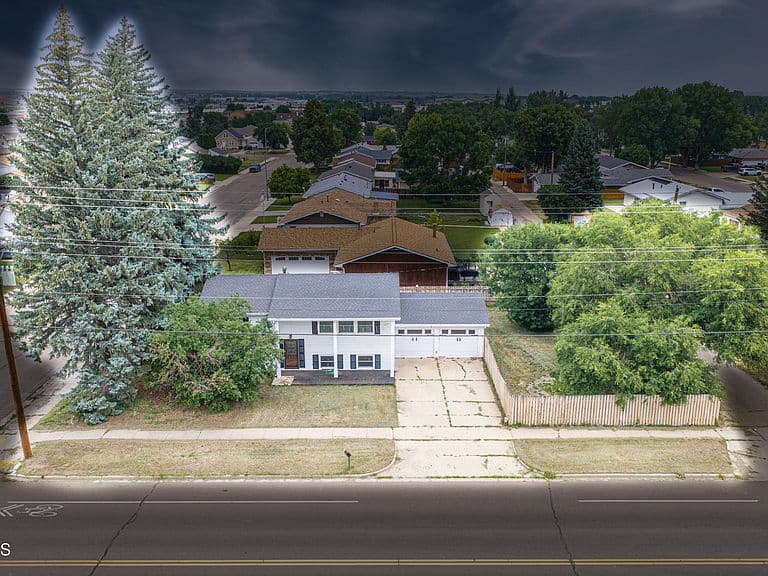107 18th St E photo 2