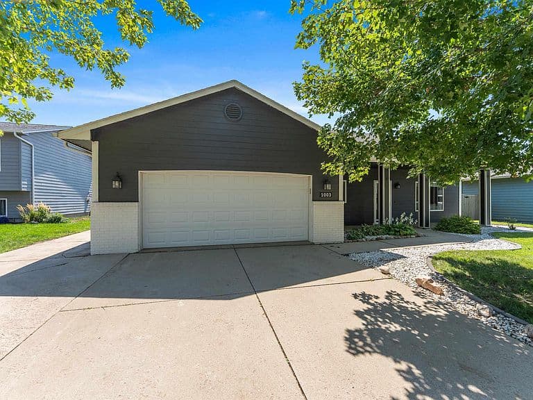 1003 Ash Grove St photo 2