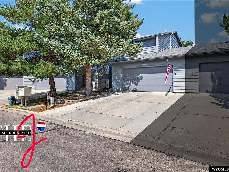 1020 Surrey Ct photo 3