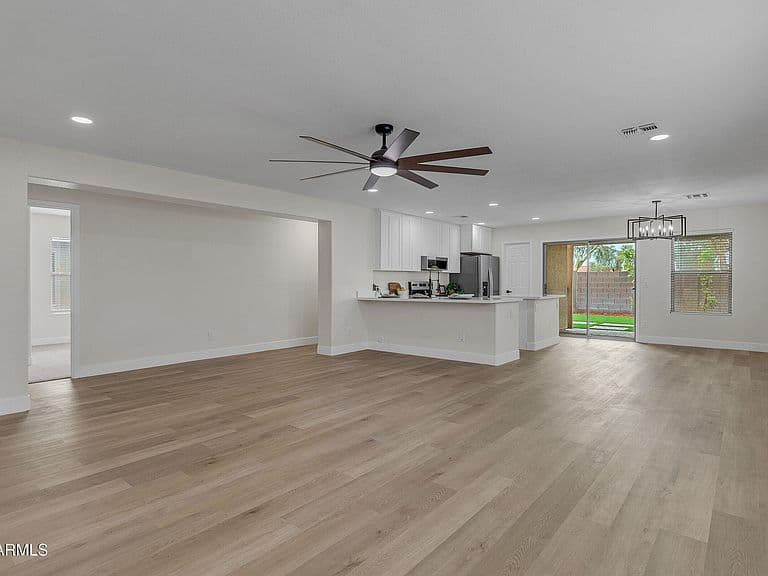 5233 E FLOWER Avenue photo 5