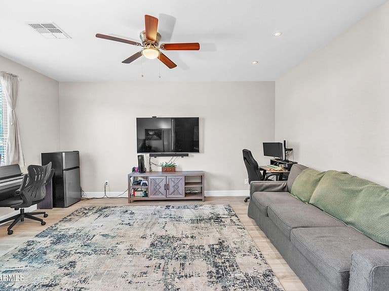 1723 W LOEMANN Drive photo 3
