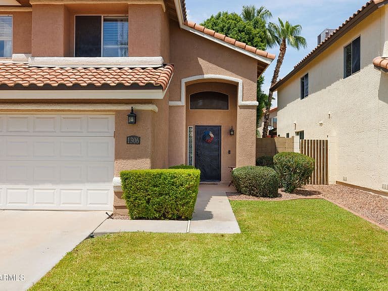 1306 E HELENA Drive photo 3