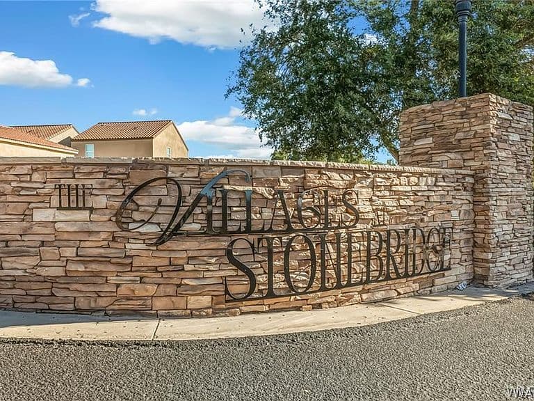 2399 Stonecrest Dr photo 2