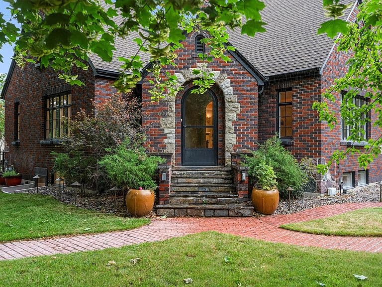 300 Connell Ave photo 2