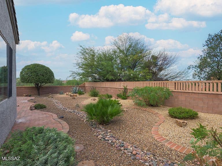 518 N Dossi Pl photo 2