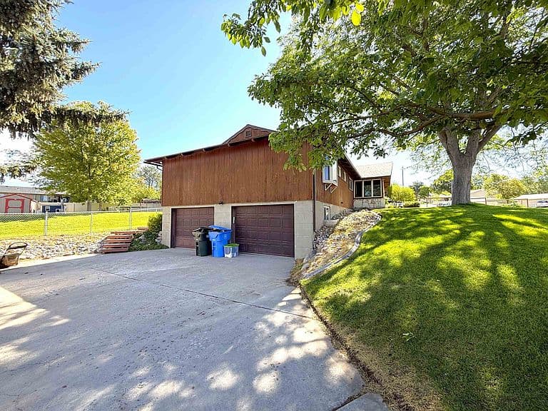 690 Fairway Dr photo 4