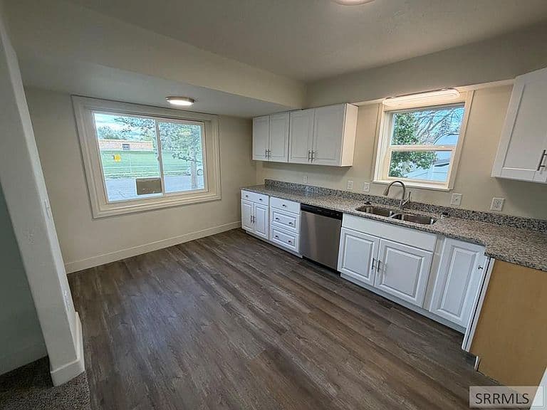 1548 Calkins Ave photo 3