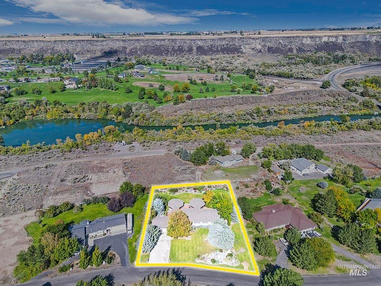 132 Country Club Dr photo 2