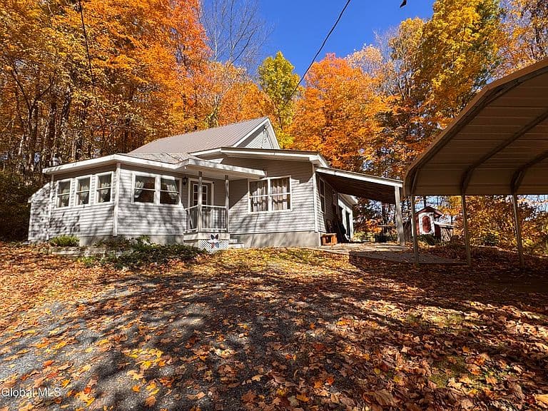 6 Moon Road photo 2