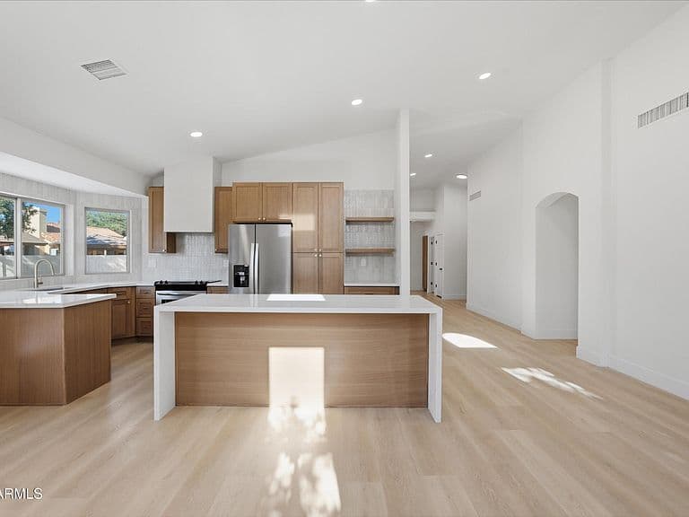 2405 W GREGG Drive photo 1