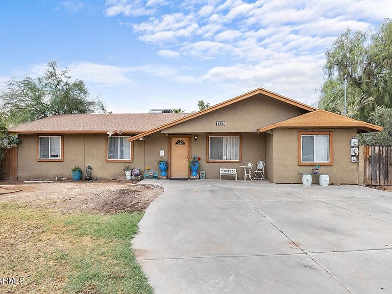 1229 E DEVONSHIRE Avenue photo 1