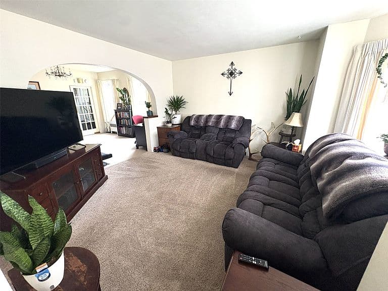 1201 Leslie Ave photo 3