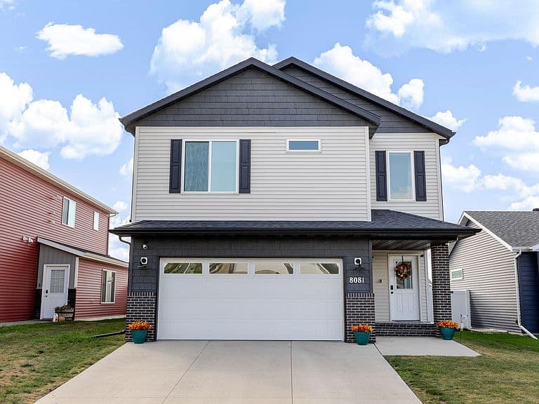 8081 Goldfinch Dr photo 1