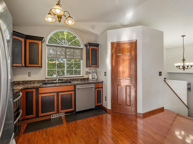 1074 Pennington St photo 4