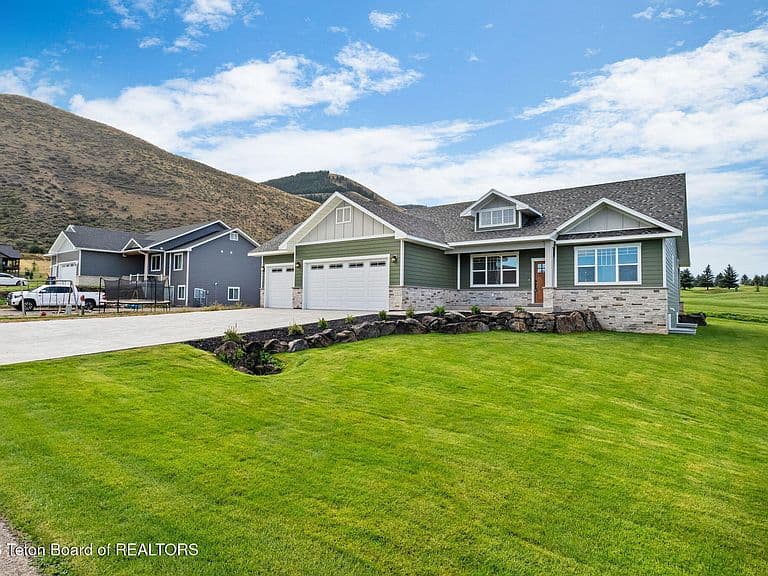 127 E Papworth Ln photo 3