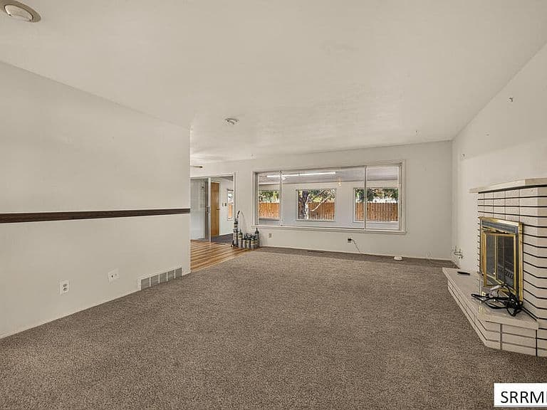 2050 Highland Dr photo 5