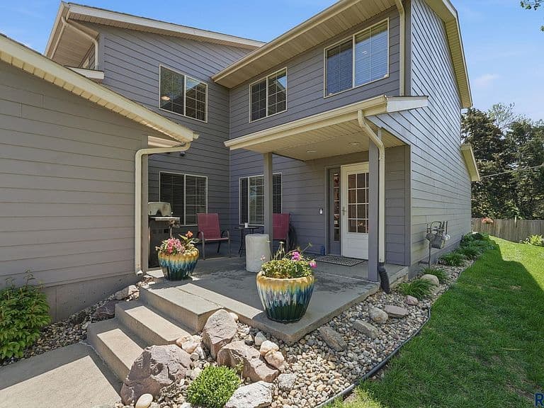 2301 E Beacon Pl photo 1