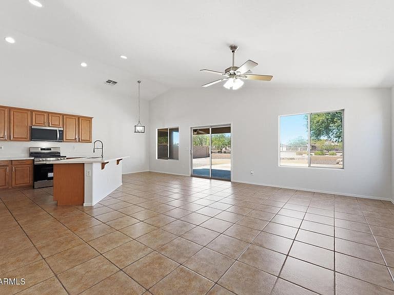 35408 N BELGIAN BLUE Court photo 4