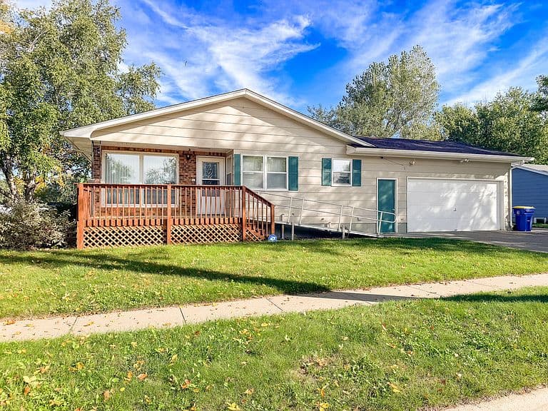 1646 Lawnridge Ave SE photo 3