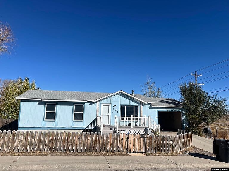 501 E Davis St photo 2