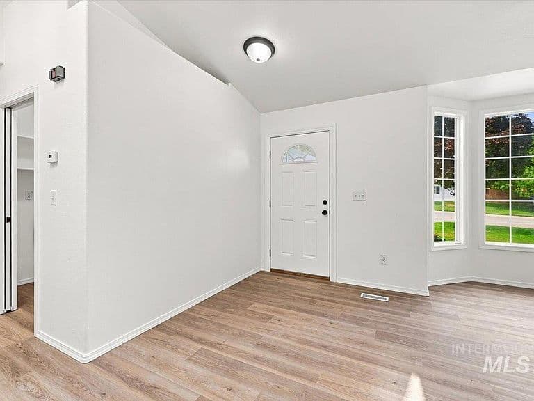2204 S Ivy St photo 2