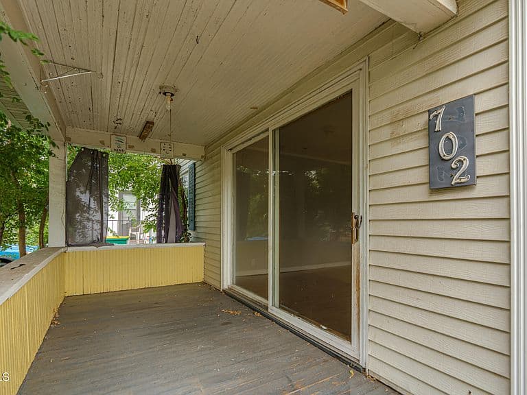 702 W Avenue A photo 2
