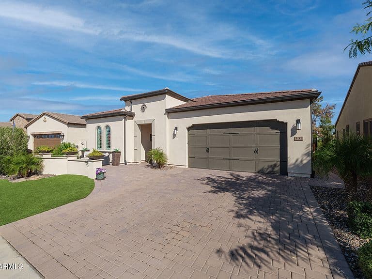 332 E BRACCIANO Avenue photo 3