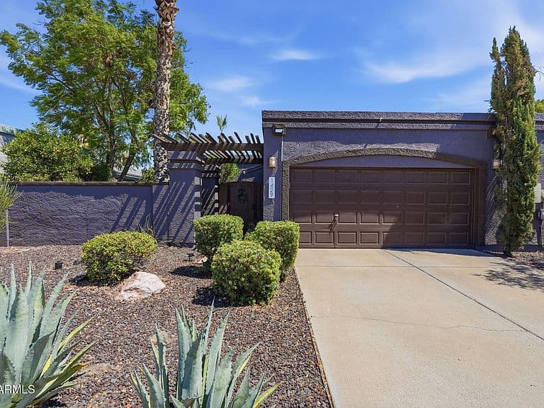 1429 E KERRY Lane photo 1