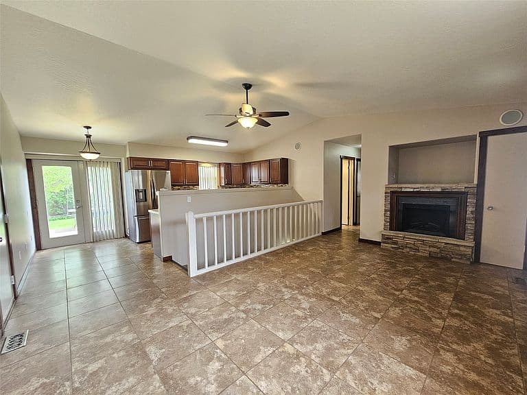 424 Lake Side Dr photo 4