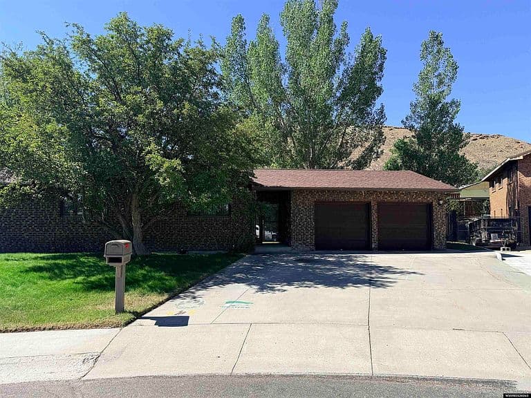 520 Hutton Cir photo 2