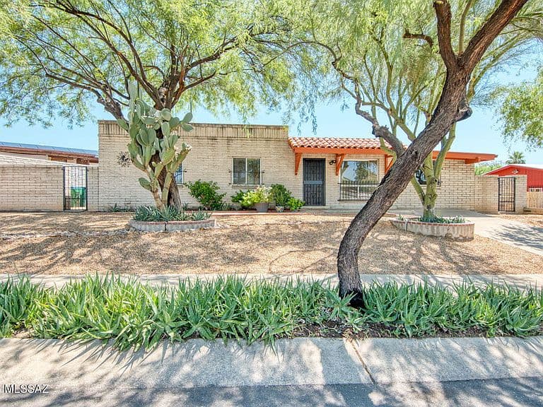 6242 N Carapan Pl photo 2