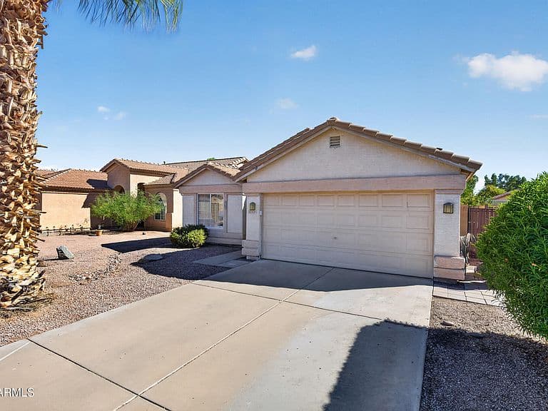 1839 E OAKLAND Street photo 2