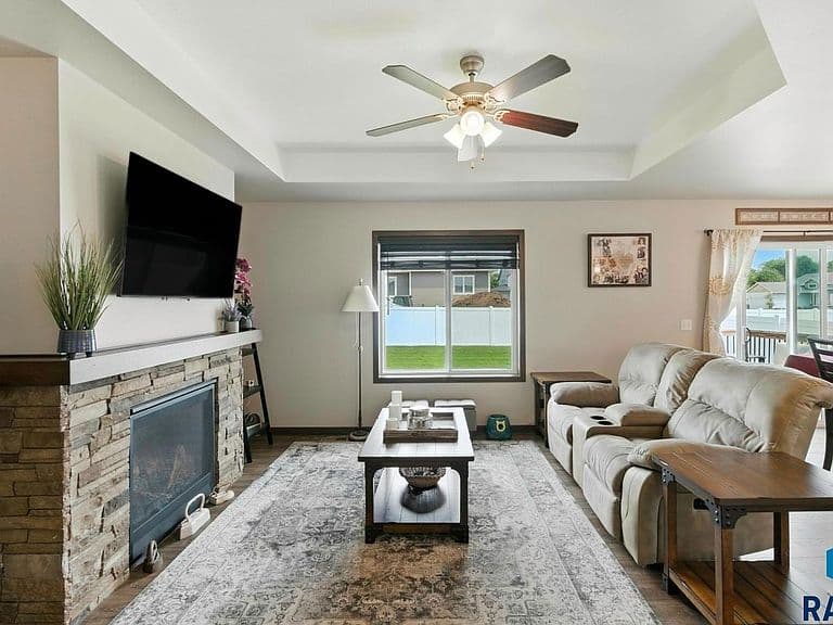 124 E Chapelwood Dr photo 3