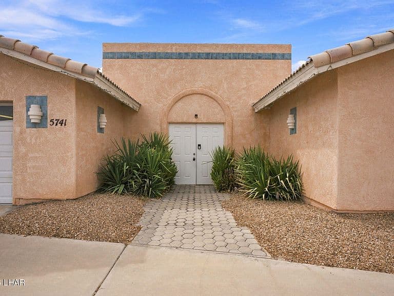 5741 S Sunrise Dr photo 2