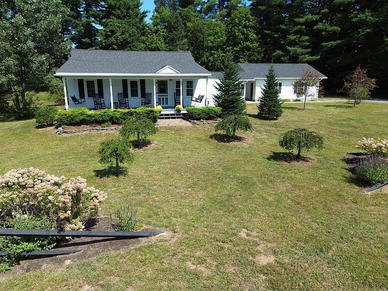 110 Goodell Avenue photo 4